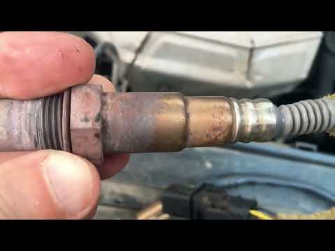 Видео: Замена верхнего кислородного датчика (лямбды) Пежо 308