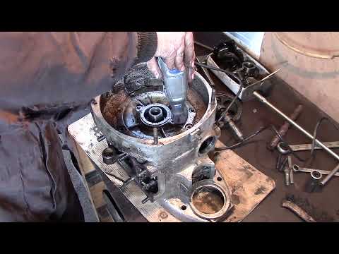 Видео: Как демонтировать повреждённую заднюю крышку двигателя (коленвала мотоцикла М-72,К-750,Урал,днепр