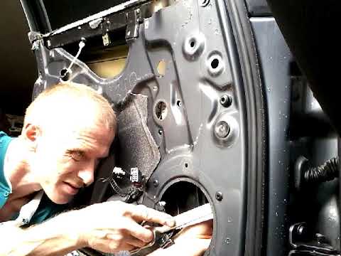 Видео: Как снять извлечь заменить стекло передней двери AUDI A4 B6 demontaz zamiana szyby drzwi przod!