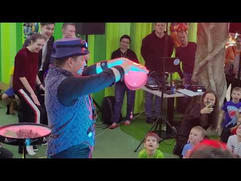 Видео: Невероятное шоу мыльных пузырей от мистер Фантастик.