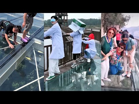 Видео: Турист в ужасе от новой стеклянной дорожки, которая треснет под тяжестью | Смешной момент