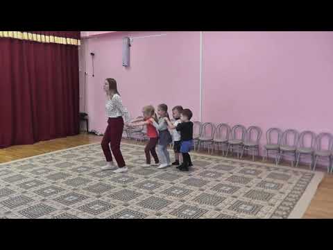 Видео: Музыкальная игра "Паровоз с остановками" для детей от 1 года до 3 лет