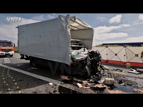Видео: VN24 - Кабина водителя прижата к погрузочной площадке в результате аварии грузовика.
