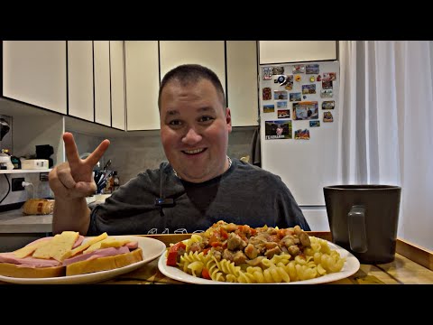 Видео: МУКБАНГ ГУЛЯШ с макаронами / ОБЖОР макароны с мясом, бутерброды с колбасой и сыром / MUKBANG ASMR