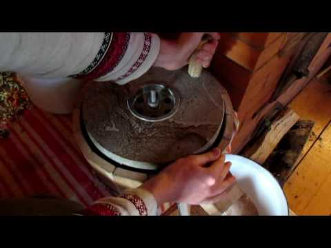 Видео: Запуск мельницы и помол зерна \ Run of the mill and grinding grain