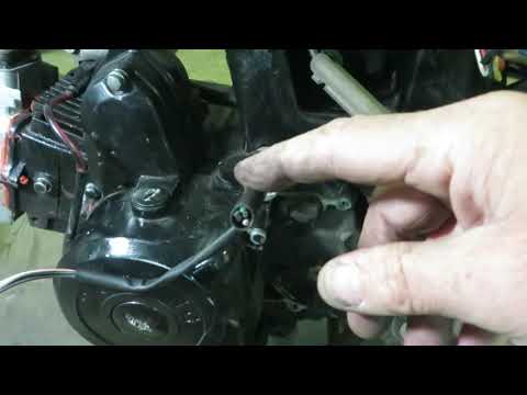 Видео: Китайский мопед альфа Снимаем двигатель