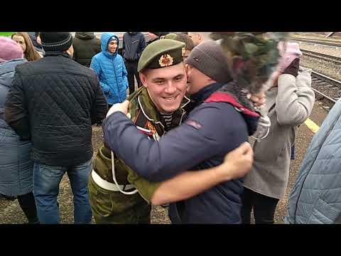 Видео: Долгожданный приезд домой дембеля,встреча с друзьями и с родителями у родного дома.ДМБ 2019.