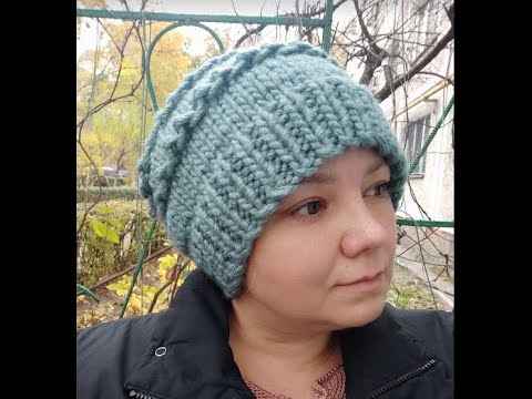 Видео: Простая шапка спицами