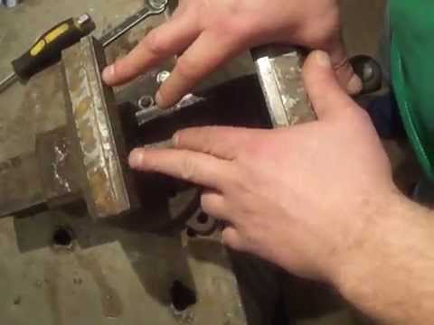 Видео: Как открутить винты на губках тисков .(Простой но эффективный способ)