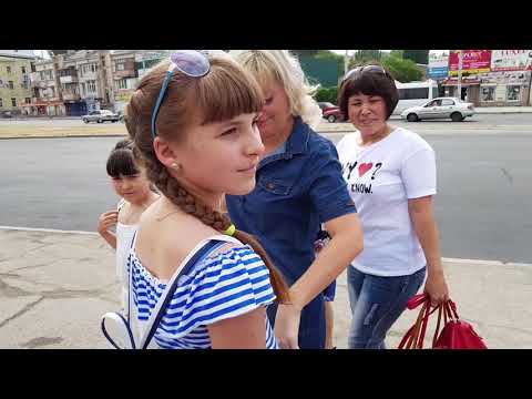 Видео: Встретились мать и трое детей
