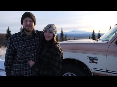 Видео: В поисках нашей первой лошади | Привозим вьючных животных на нашу отдалённую усадьбу на Аляске