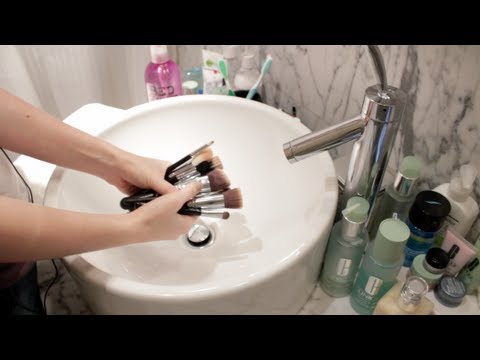 Видео: Как правильно мыть кисти для макияжа / How to clean makeup brushes
