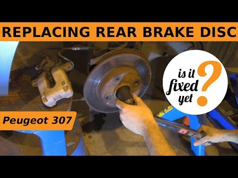 Видео: Как заменить задние тормозные диски и колодки - Пежо 307