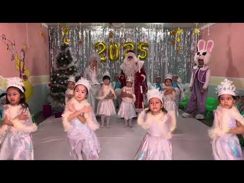 Видео: Жаңа жылдық би балабақшада. Жанажылдык би балабакшада.  #рекомендации Балабакшабиутреник