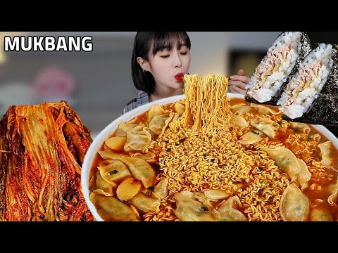 Видео: Мне 30 лет!! 30 ттокман по возрасту рамен кимчи треугольный кимбап мукбанг