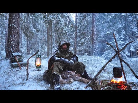 Видео: Зимнее путешествие бушкрафта по снегу - Свеча выживания - Укрытие от холщового пончо