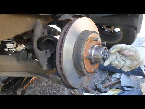 Видео: Замена передних тормозных колодок, роторов и ступичных подшипников на Suburban 92–99 годов выпуск...