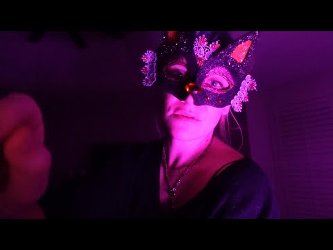Видео: ASMR — Друг на вечеринке в честь Хэллоуина помогает тебе почесать голову (тихая речь)