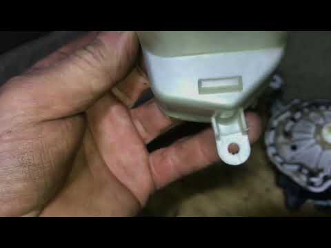 Видео: Дует холодным печка на Тойоте? Замена правого сервопривода.