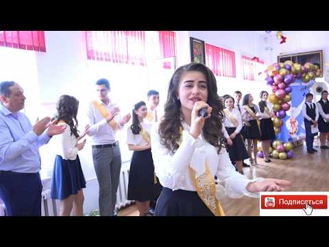 Видео: Поёт молодая и красивая певица