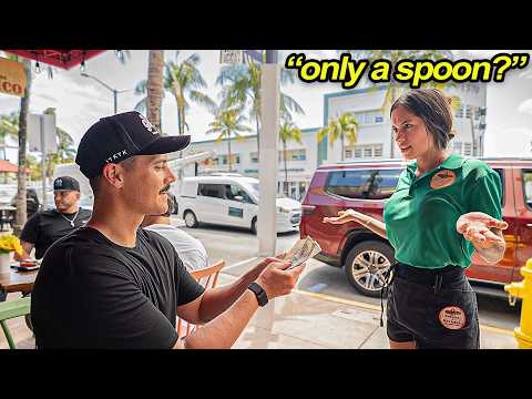 Видео: Просить у официанток странные вещи, а потом давать чаевые в размере 500 долларов