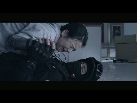 Видео: Героиня сталкивается с грабителями, но герой спасает ее, когда ей угрожает опасность.