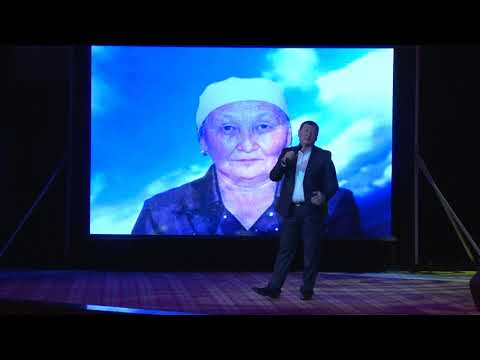 Видео: Сыймык Бейшекеев концертинде Айсулуу Тыныбековага белек арнады