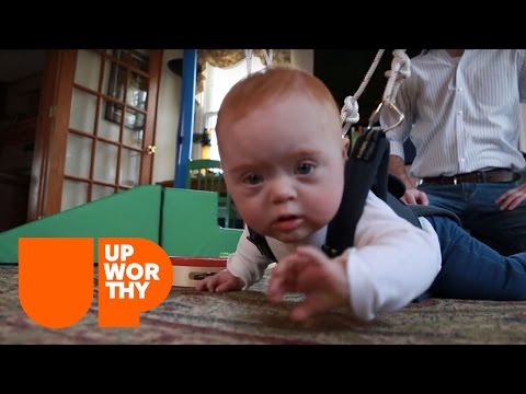 Видео: Эта простая шлейка способствует развитию детей с синдромом Дауна!