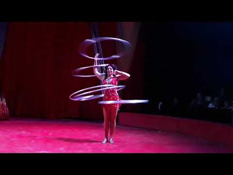 Видео: Цирк ''Арена'' в Бургас 2020. Еми Велкова - Хула хоп! (Full length) Circus Arena - Emi Velkova!