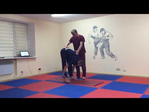 Видео: Лучшие асаны йоги. Падахастасана (наклоны стоя). Техника выполнения.