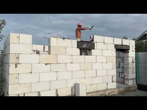 Видео: Небольшая баня из газоблока. Обзор (начало)