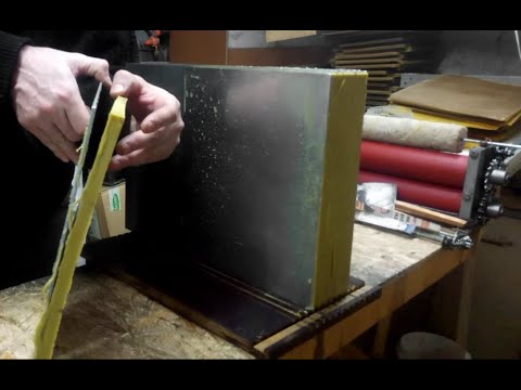 Видео: Производство вощины в домашних условиях. Подготовка воска. Изготовление восковых плиток