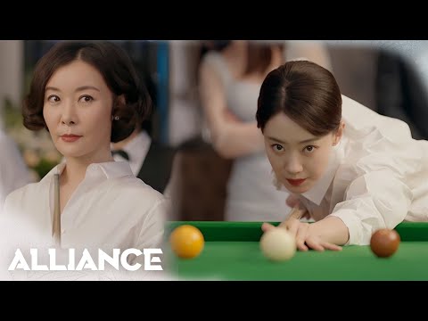 Видео: Скромная домохозяйка впечатляет финансового директора, сбивая все шары одним ударом!