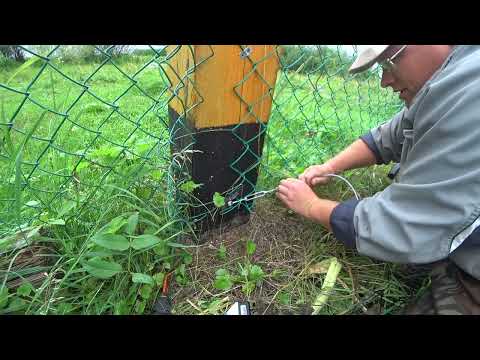 Видео: Натягиваю сетку рабицу тросом и талрепом, чтобы не провисала и не поднималась