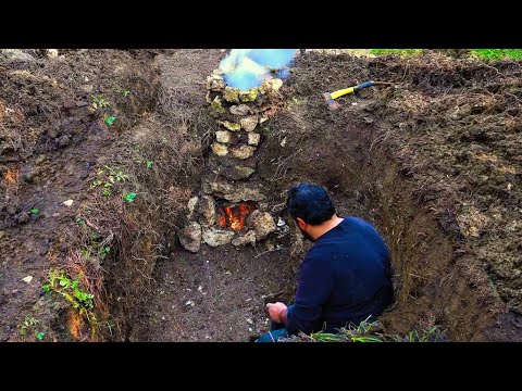Видео: Убежище для выживания в условиях бушкрафта; Строительство подземного земляного убежища с камином
