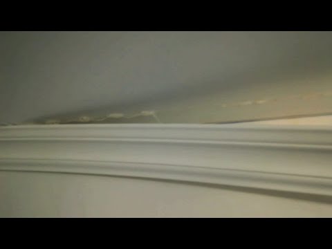 Видео: Как нельзя клеить галтели ( потолочный плинтус )