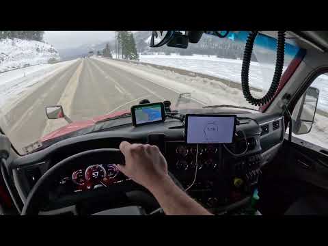 Видео: Несъобразена скорост по хлъзгав път? Уловен в реално време инцидент.