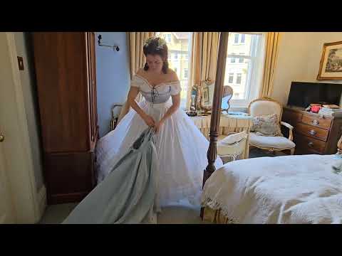 Видео: Одеваюсь в просторное бальное платье в стиле 1860-х годов! Викторианское нижнее бельё и эллиптиче...