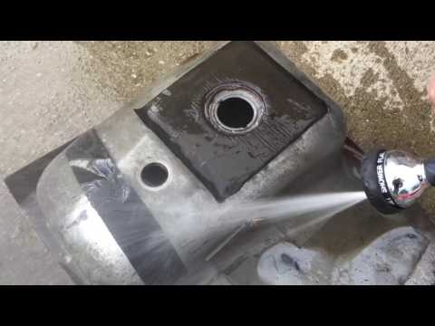 Видео: Как заменить топливный насос в Mustang GT 1991 года