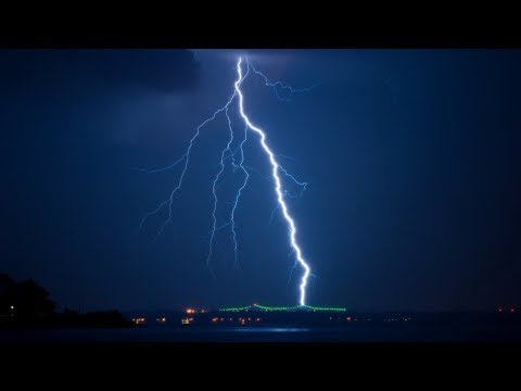 Видео: Удар МОЛНИИ. Как ЗАЩИТИТЬ Компьютер и Другую Технику во Время Грозы