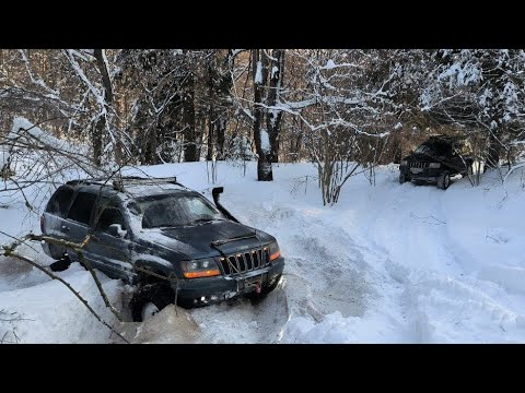 Видео: Jeep wj пробивает снежные квадротропы, снегоходы в шоке
