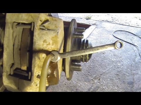 Видео: Замена тормозных шлангов Москвич 2140