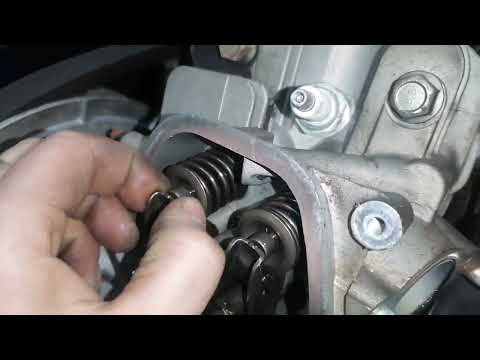 Видео: Замена прокладки головки двигателя лифан 15 л.с.