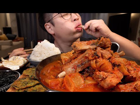 Видео: SUB_Мукбанг из свинины и кимчи чиге - вкусная еда. Это здоровая еда в мире