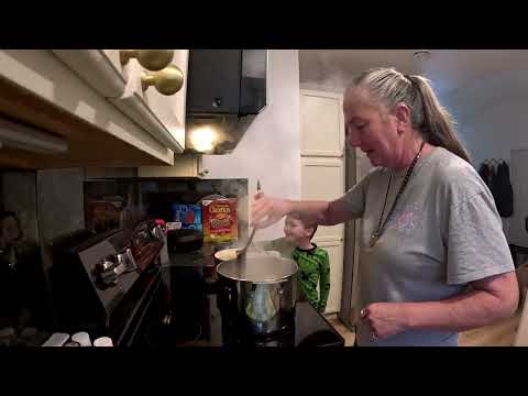 Видео: Снежная пыль и куриный бульон на гриле на Аляске