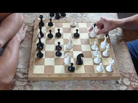 Видео: УЧУ ДРУГА ИГРАТЬ В ШАХМАТЫ