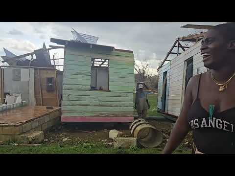 Видео: Сегодня пришёл чиновник, чтобы поднять дом на место.