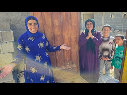 Видео: Добрая женщина-кочевница в деревне приютила бездомную мать.