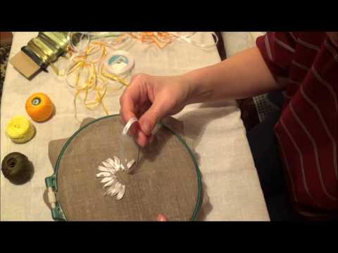 Видео: Вышивка лентами для начинающих. Ромашка (часть 1)