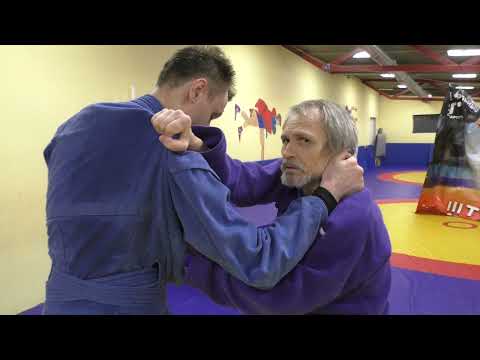 Видео: Как бороться против захвата за отворот- Валерий Антонов с вариантом броска с колен.